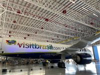 Azul personaliza aviões com a Marca Brasil, da Embratur; veja fotos