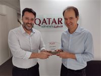 Qatar Airways recebe troféus da Flot por apoio em famtour