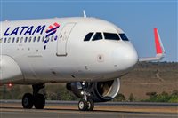 Latam flexibiliza reservas de passageiros com voos para Los Angeles; veja opções Latam flexibiliza reservas de passageiros com voos para Los Angeles; veja opções