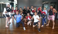 Top Sellers da Visual experimentam Muay Thai na chegada a Bangkok; fotos Top Sellers da Visual experimentam Muay Thai na chegada a Bangkok; fotos
