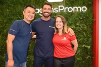 Cauã Reymond faz a festa dos agentes no estande da ViagensPromo; fotos Cauã Reymond faz a festa dos agentes no estande da ViagensPromo; fotos