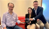 Flot entrega placa de agradecimento a Fabien Clerc e Mara Pessoa, da Suíça; fotos Flot entrega placa de agradecimento a Fabien Clerc e Mara Pessoa, da Suíça; fotos