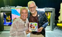 Carnavalesco Milton Cunha assina 10º azulejo da diversidade da Câmara LGBT Carnavalesco Milton Cunha assina 10º azulejo da diversidade da Câmara LGBT