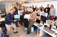 Portal PANROTAS comemora 25 anos com festa e bolo na redação; fotos Portal PANROTAS comemora 25 anos com festa e bolo na redação; fotos