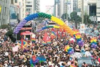 Parada do Orgulho Gay reúne mais de 200 mil pessoas em SP