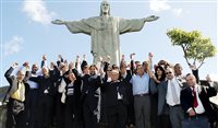 Cristo Redentor é abraçado por prefeitos do Rio