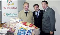 Holiday Inn entrega alimentos para Projeto Âncora