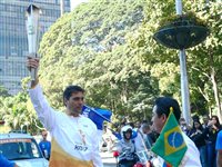 Atletas famosos carregam tocha do Pan em São Paulo