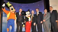 Mickey Mouse comemora 81 anos com agentes em SP