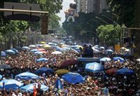 Monobloco arrasta multidão no fim do carnaval carioca