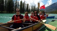 Operadores passeiam de canoa no Canadá; veja fotos
