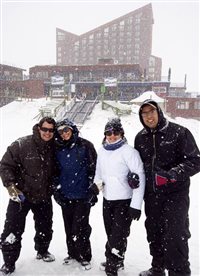 Brasileiros brincam com neve em Valle Nevado (Chile)