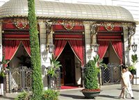 Veja fotos de tradicional hotel El Palace (Barcelona)