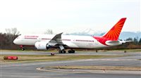 Boeing 787 com cores da Air India participa de feira