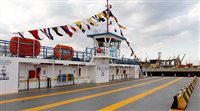 SP entrega ferry para travessia Santos-Guarujá