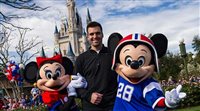 Campeão do Super Bowl desfila ao lado de Mickey (EUA)