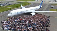 Airbus conclui pintura no 1º A350 XWB; veja fotos