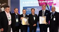 Azevedo recebe placa de agradecimento da Azul