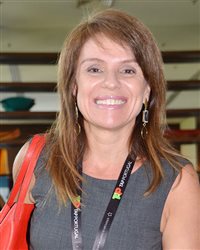 Jeanine Pires realiza palestra em evento na Itália