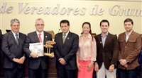 Tarcísio Gargioni recebe troféu em Gramado (RS)