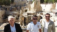 Operadores percorrem Via Dolorosa em Jerusalém; veja