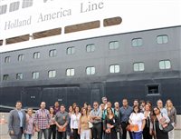Operadores e agentes visitam navio Zaandam no Rio