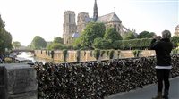 Cadeados “do amor” derrubam parte de ponte em Paris