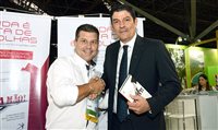 Luppa autografa seu livro no Estande PANROTAS; fotos