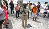 Tom Jobim ganha estátua em ponto turístico do Rio