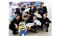 Universal presenteia passageiros em voo inaugural da Azul