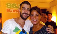 Cantor Gusttavo Lima passa a tarde com fãs no Staybridge Suítes SP