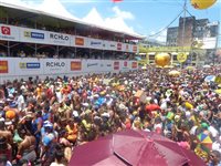 Bloco Galo da Madrugada lota as ruas de Recife