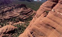 Ciclista percorre trilha em penhasco em Sedona (EUA)