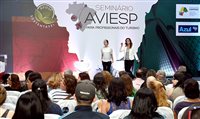 Aviesp: comediantes interagem com público no Seminário