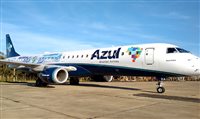 Mentos adesiva avião e faz ação em voos da Azul