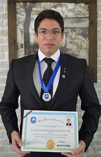 Piloto da Tam é 1º brasileiro com Honoris Causa do setor