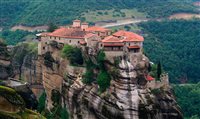 Mosteiros no topo de rochedos são atração na Grécia