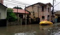 Chuva na Grande SP deixa mortos e fecha aeroporto