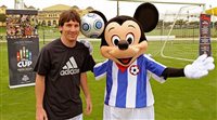 Jogador do Barcelona visita centro esportivo da Disney
