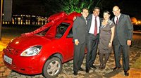 Visual Brasília entrega carro para agente de viagens