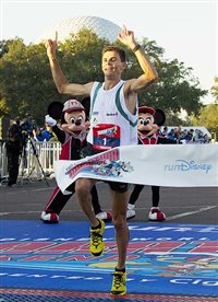 Brasileiro Fredison Costa vence Maratona da Disney