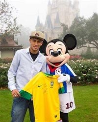 Neymar é mais uma estrela a visitar a Disney World