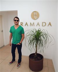 Ramada Hotel e Suítes Riocentro (RJ) recebe cantor Levi Lima