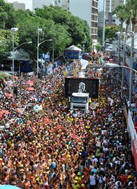 700 mil turistas no carnaval devem gerar R$ 1 bi à Bahia