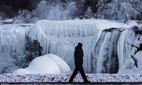 Frio intenso congela Cataratas do Niágara: veja fotos