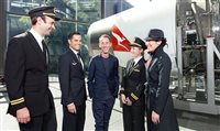 Qantas apresenta uniformes assinados por Martin Grant