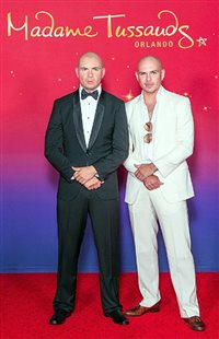 Pitbull conhece sua nova figura de cera em Orlando