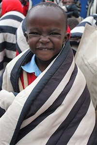 Etihad doa cobertores e livros a crianças do Quênia