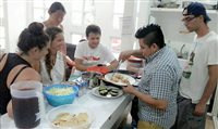 Blogueiro se aventura como cozinheiro no México; veja