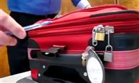Vídeo mostra facilidade em abrir malas com cadeado; veja